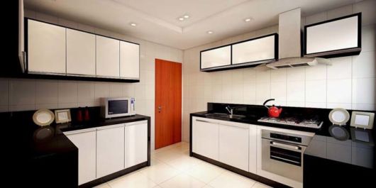 Cozinha planejada branca e preta