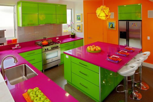 Cozinha planejada com as cores verde, rosa e laranja
