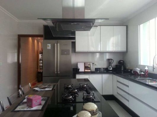 Cozinha preta e branca com ilha