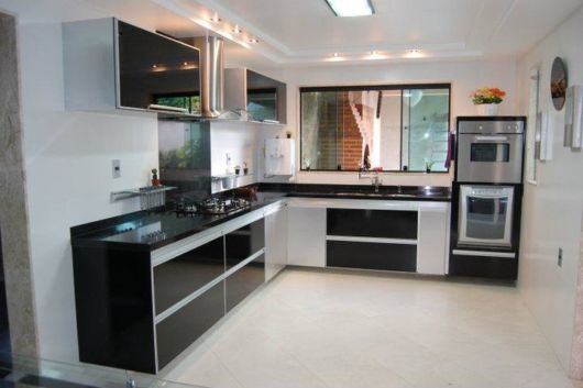 Cozinha em L preta e branca