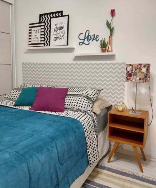 criado-mudo de madeira retrô