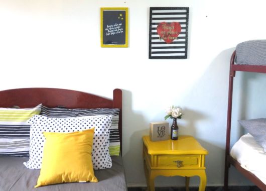 quarto simples com estilo retrô