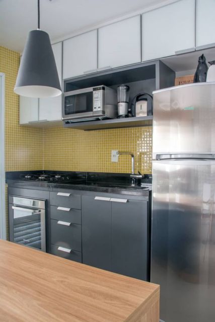 cozinha amarela e cinza