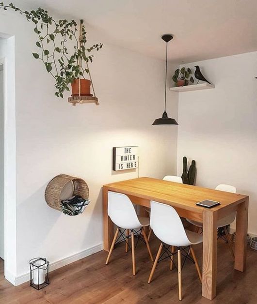 sala de jantar com plantas
