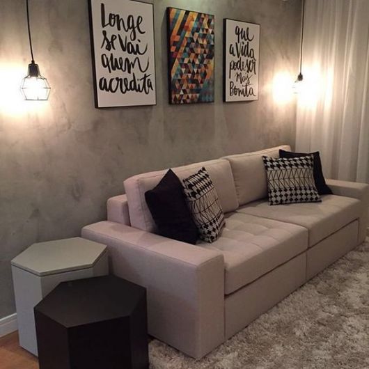 sala com parede de cimento queimado