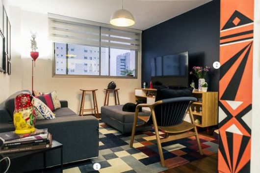 sala pequena com parede preta