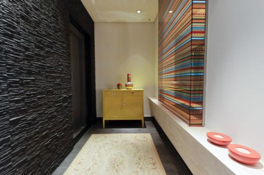 Revestimento 3D preto no hall