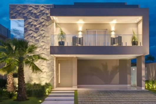 Revestimento 3D na fachada branca