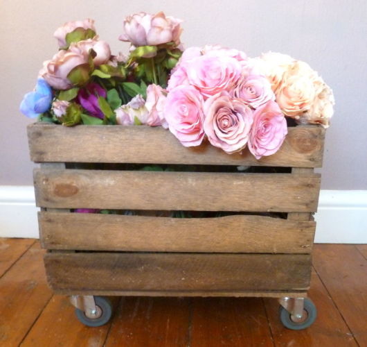 Caixote de madeira com rodinhas 