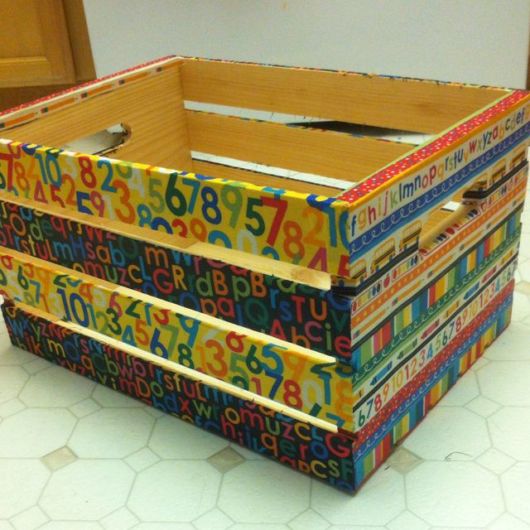 Caixote de madeira com números