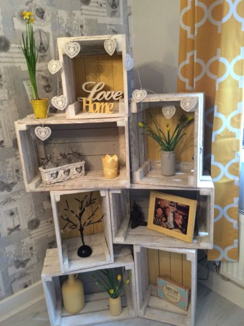 Caixote de madeira decorando sala com quadro