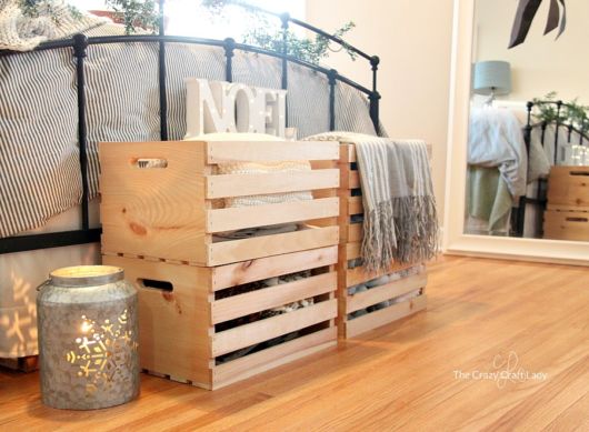 Caixote de madeira decorando quarto com Letras de MDF