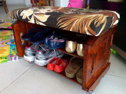 Caixote de madeira decorando como sapateira