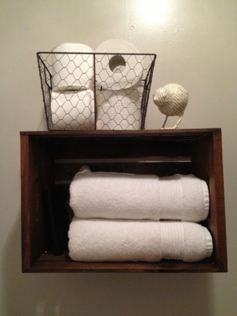 Caixote de madeira no banheiro com toalhas