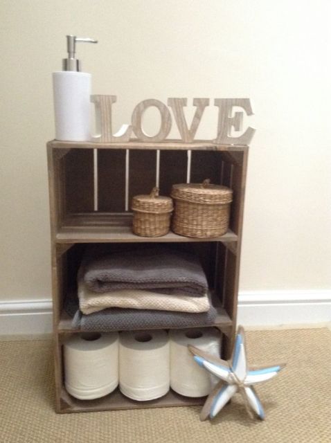 Caixote de madeira no banheiro