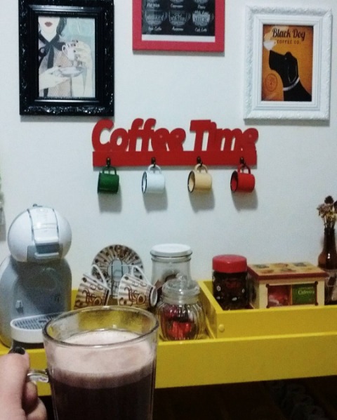Cantinho do café com quadros