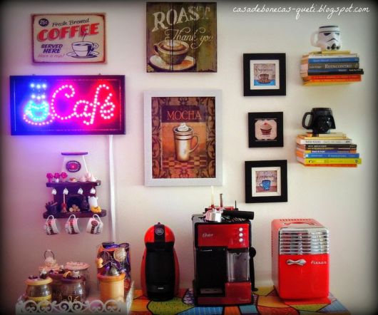 Cantinho do café com quadros