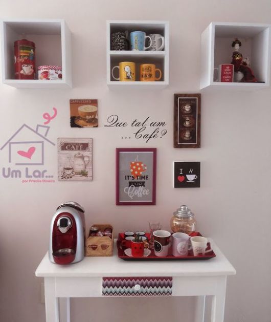 Cantinho do café com quadros