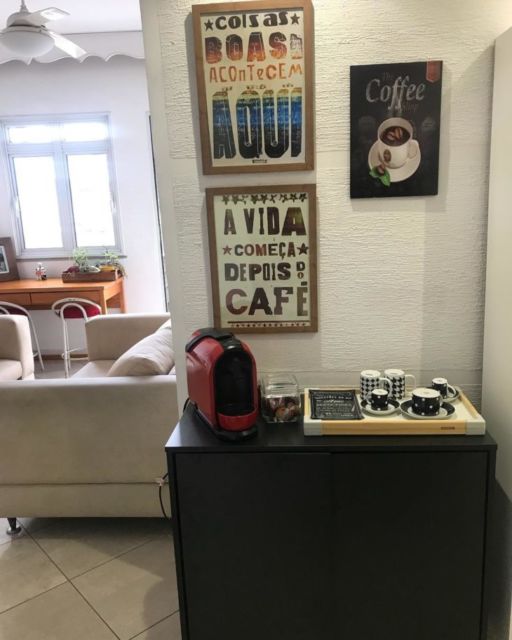 Cantinho do café com quadros