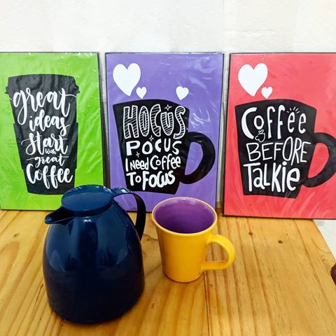 Cantinho do café com quadros