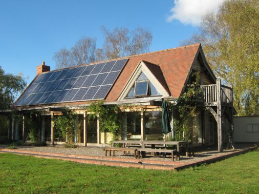 Casas de campo: casa rústica com sistema de energia solar