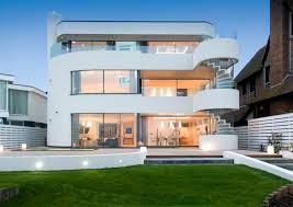 Casas de campo: casa moderna com a cor branca