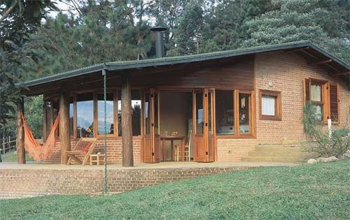 Casas de campo: casa simples com tijolinhos na fachada