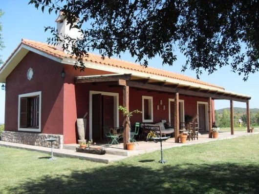Casas de campo: casa simples com a cor vermelha