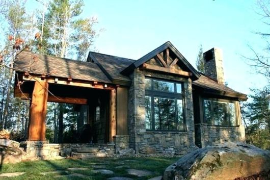 Casas de campo: casa rústica com janela grande