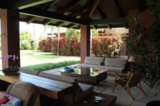 Casas de campo: casa com varanda decorada com estilo clean