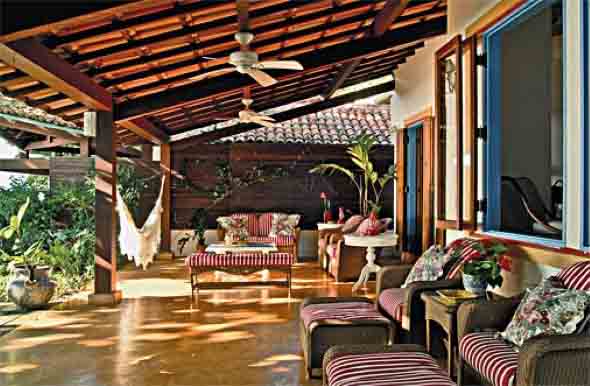 Casas de campo: casa com varanda rústica