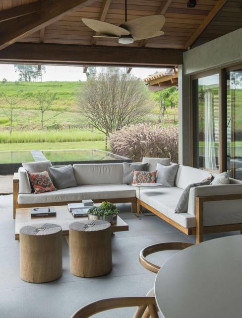 Casas de campo: casa com varanda decorada com sofá branco