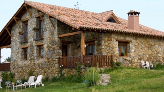 Casas de campo: casa rústica com revestimento de pedras