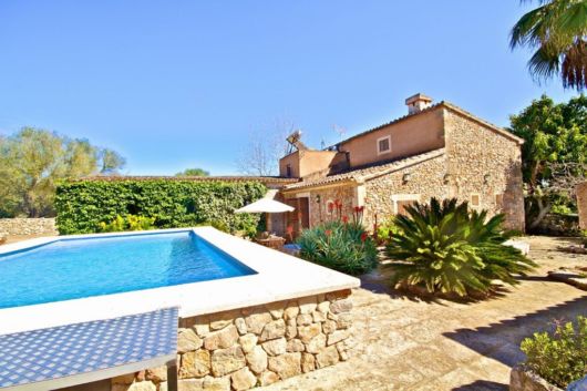 Casas de campo: casa com piscina e jardim