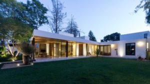 Casa l com grande gramado verde.