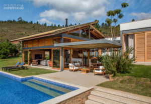 casa de madeira com piscina grande.