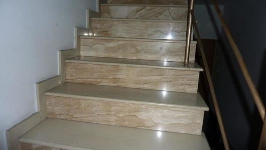 Escada com revestimento de granito