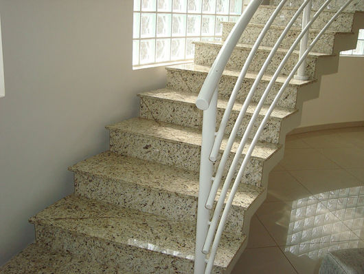Escada com revestimento de granito