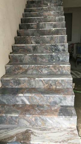 Escada com revestimento de granito