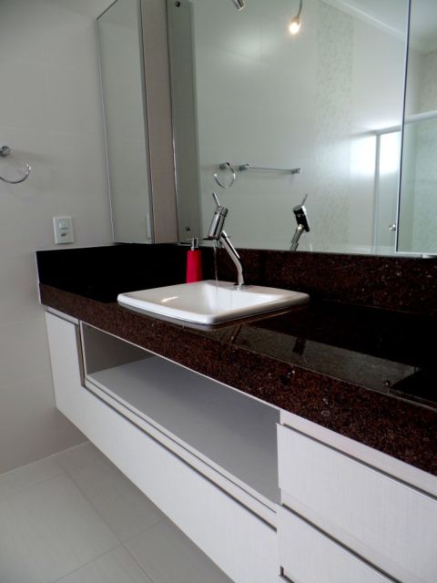 Banheiro com granito