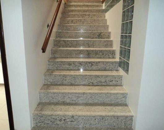 Escada com revestimento de granito