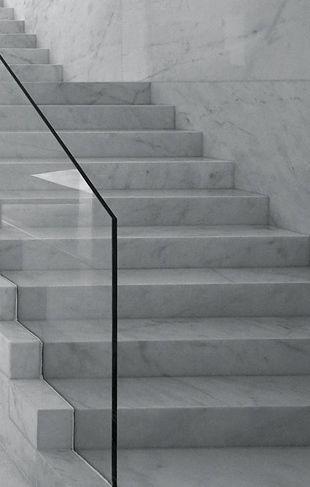 Escada com revestimento de granito