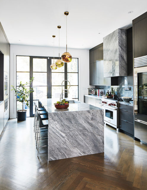 Cozinha moderna com bancada de pedra