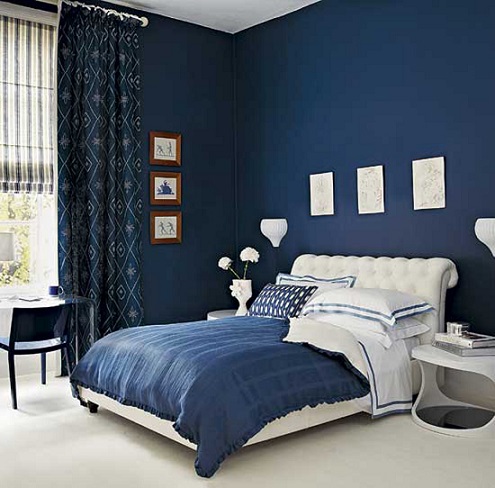 Decoração de quarto de casal azul com quadros