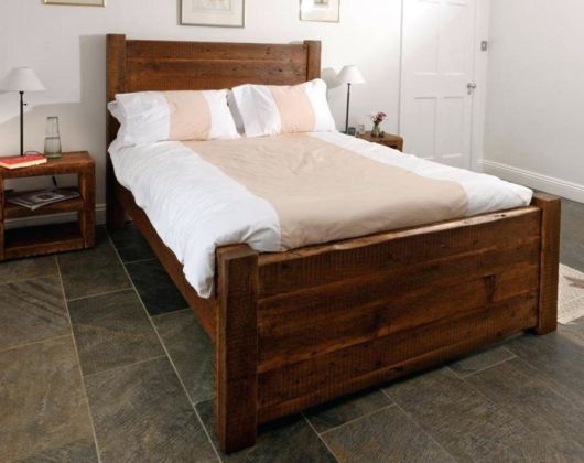 Decoração de quarto de casal rústico com cama de madeira