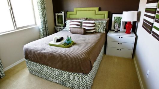 Decoração de quarto de casal: quarto pequeno com cabeceira de cama verde