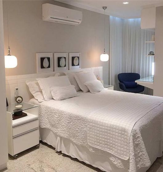 Decoração de quarto de casal simples branco com quadros