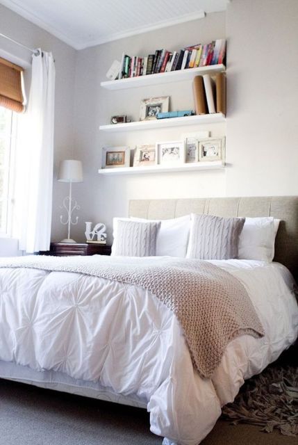 Decoração de quarto de casal simples com prateleiras