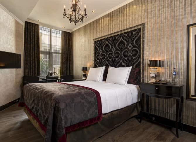 Decoração de quarto de casal chique com lustre vintage