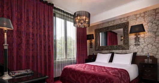 Decoração de quarto de casal chique vermelho